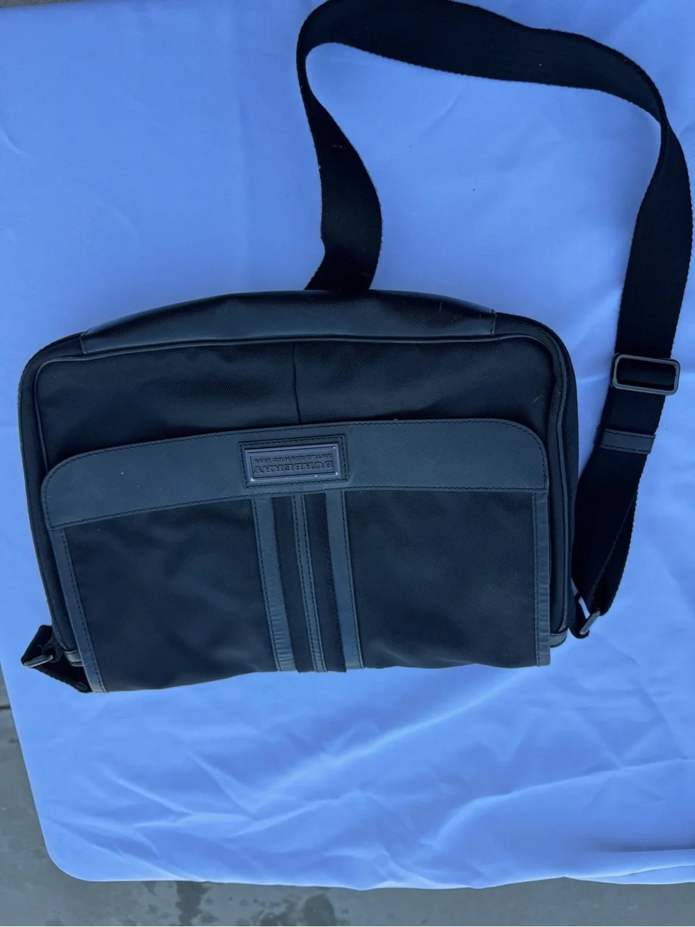 Black Burberry Men's Messenger Bag - Sleek Everyday Shoulder Bag